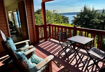 The Peregrine Suite - Comfort and Luxury in the Heart of Kodiak has Balcony rooms