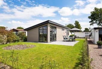 Detached chalet with dishwasher, on a holiday park, 8 km from beautiful Hoorn has Balcony rooms