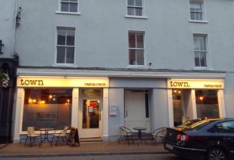 Keeles. allows 18 year olds to book a room