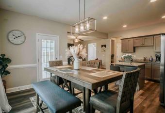 Exquisite Atl 4BR HOME 29 min to Airport :KING BED has Balcony rooms