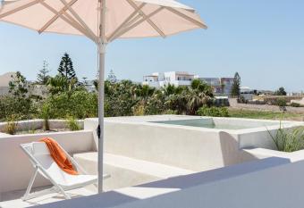 Viva Nove Suites has rooms with a private hot tub