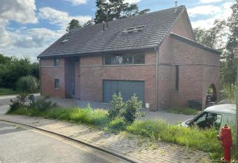 Le Petit Parc allows 18 year olds to book a room