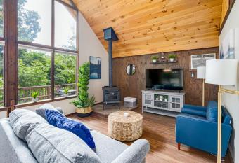 Quaint Cabin w Hot Tub Firepit & Deck has Balcony rooms