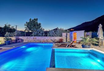 Luxury Villa,heated pool, sauna,Jacuzzi near Split has Balcony rooms