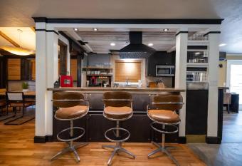 Mid-Century Marvel: Fire Pit, BBQ, Tesla Charger has Balcony rooms