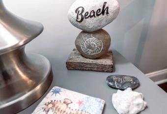 Surfrider Beach Getaway has rooms with a private hot tub