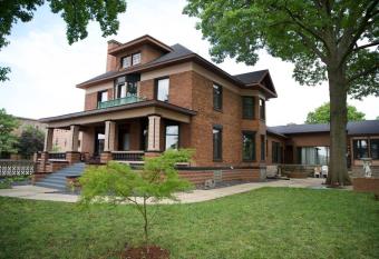 Copperfield - 5 Bed/4 Bath allows 18 year olds to book a room