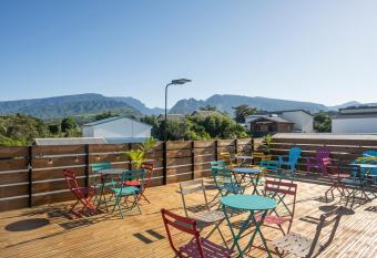 Hostel R  union allows 18 year olds to book a room