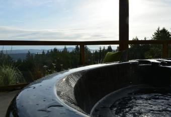 Sunrise Isles Luxury B&B has rooms with a private hot tub