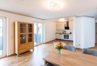 Moderne Ferienwohnung direkt am Wasser has Balcony rooms