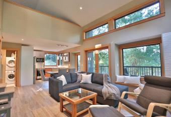 Sunrise Isles Luxury B&B Garden Villa has rooms with a private hot tub