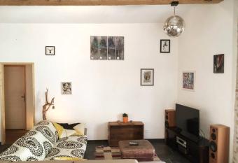 La Manufacture d   paulettes allows 18 year olds to book a room