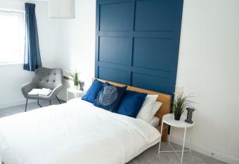 Luxury 2 bedroom apartment in the heart of Epsom town centre allows 18 year olds to book a room