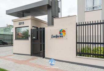 Aptos 150m da PRAIA com SACADA, WI-FI AR CONDICIONADO, condom  nio Santorini Confort Club PISCINA, PORTARIA 24h, PLAYGROUND e vaga de GARAGEM has Balcony rooms