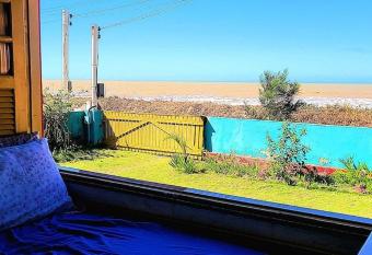 Casa ampla, 20 passos do mar allows 18 year olds to book a room