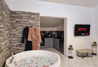 Maison deux chambres avec terrasse sans vis-  -vis has rooms with a private hot tub