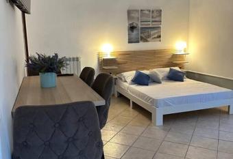 Mediterraneo Apartment has Balcony rooms