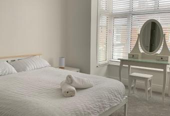 Iris Home in Southsea FREE street parking and pets welcome allows 18 year olds to book a room