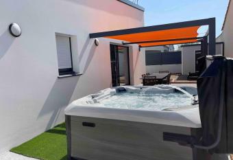 Maison bord de mer has rooms with a private hot tub
