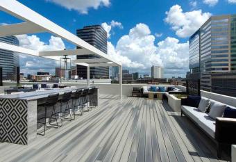 Lux 1bd hi-rise unit in Galleria. Relax, WFH, pool has rooms with a private hot tub