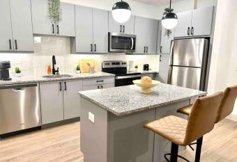 Modern 1B1B High Rise in Downtown has rooms with a private hot tub