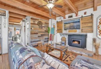 Jay Bird Landing Escape- Hot Tub- Central Location has rooms with a private hot tub