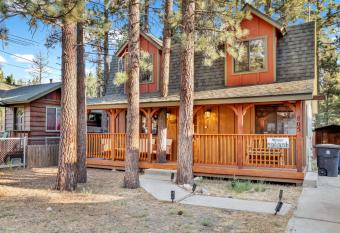 The Hiding Place Hot Tub Relaxing Retreat Home has rooms with a private hot tub