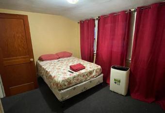 Maple wood home 15 minutes from EWR allows 18 year olds to book a room