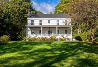 5 min walk to Equinox from The Manchester West has Balcony rooms