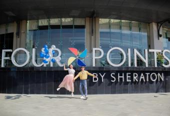 Four Point by Sheraton has rooms with a private hot tub