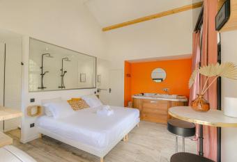 Romantique et Sensuelle has Balcony rooms