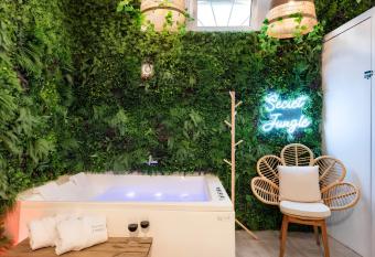 Secret Jungle Bordeaux Chartrons - Hyper-Centre Jacuzzi Bain Baln  o & Home cin  ma has rooms with a private hot tub