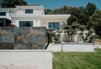   l  gante villa californienne allows 18 year olds to book a room