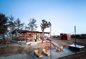 The Invisible Wind Cabin- Joshua Tree Amazing View has rooms with a private hot tub