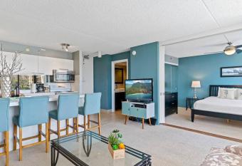 Diamond Head View @Waikiki Banyan (1 Free Parking) has rooms with a private hot tub