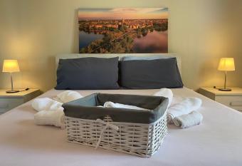 [Lotus Home] eleganza e accoglienza a Mantova allows 18 year olds to book a room