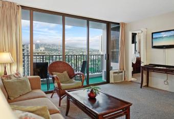 Ali'i Suite @Waikiki Banyan has rooms with a private hot tub