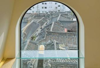 Exclusive Penthouse with Great Hanok Village View has rooms with a private hot tub