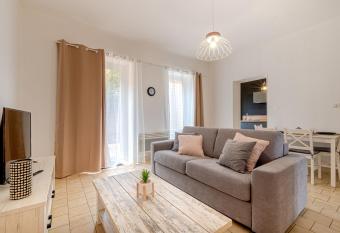 La terasse des cheminots has Balcony rooms