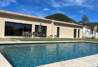 Magnifique Villa Neuve avec piscine allows 18 year olds to book a room