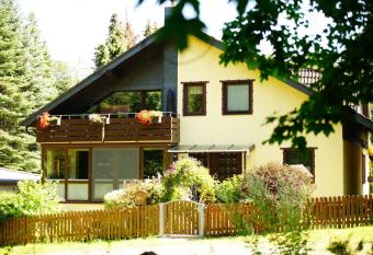 4-Personen-Ferienwohnung-im-Wald-mit-Kamin-84-Qudratmeter has Balcony rooms