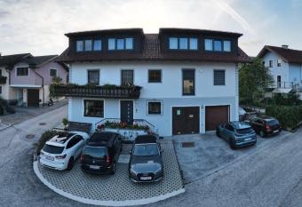 G  stehaus & Vinothek Strasser has Balcony rooms