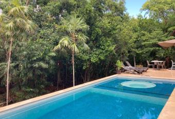 Aku-Chic Newly furbished condo Jungle pool has rooms with a private hot tub