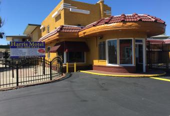 Harris Motel has Smoking rooms