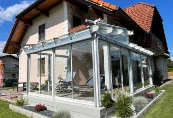 first floor of a big house, 3 rooms for 5 people has Balcony rooms