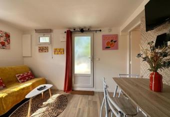 Cosy cocoon with garden has Balcony rooms