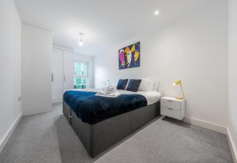 Luxury 1 Bedroom Apartment In Stevenage Town With Balcony has Balcony rooms