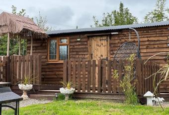 Cute and cosy Shepard hut with wood fuel hot tub has Balcony rooms