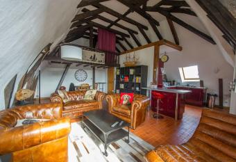 Appartement de caract  re au c  ur du vieux Tours allows 18 year olds to book a room