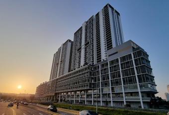 Netizen #MRT#Cheras#C180#3bedRooms#KLCC View#9PersonStay has Balcony rooms